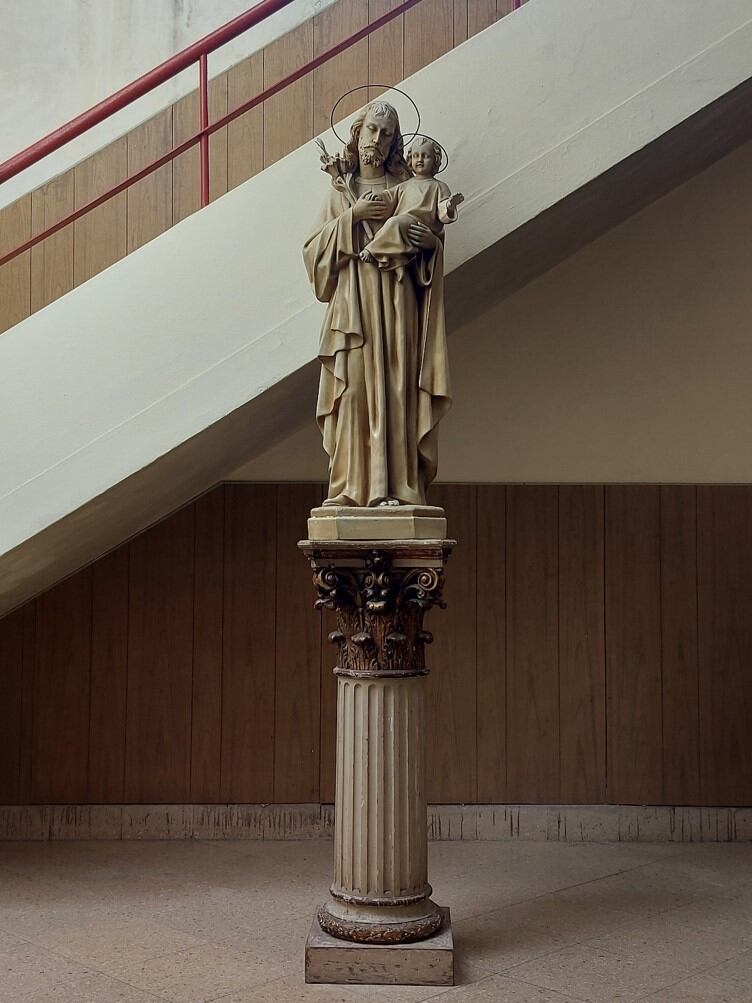La imagen patronal de San José con el Niño Jesús, en el hall de planta baja