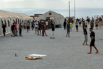 Imagen de uno de los campamentos temporales de Ceuta. (EFE/Diego Márquez)
