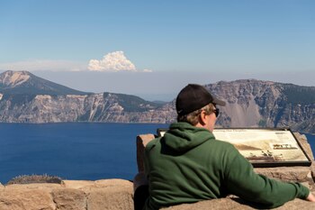 El proyecto de rehabilitación en Crater Lake responde al daño causado por el tráfico intenso de turistas y la erosión de los senderos en la caldera. (REUTERS/Mathieu Lewis-Rolland)