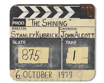 La subasta incluye los vestidos azul celeste de las gemelas de El resplandor y claquetas originales de distintas películas - (Bonhams)