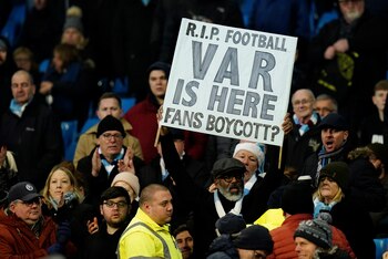 Un fan del Manchester City pidió que se deje de utilizar el VAR. Justamente hoy la tecnología le anuló un gol por fuera de juego (Reuters)