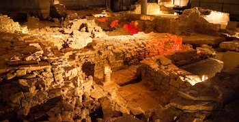 Restos de muros donde se aprecian las estancias desde arriba.