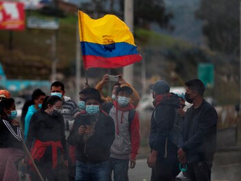 Indígenas ondean hoy una bandera