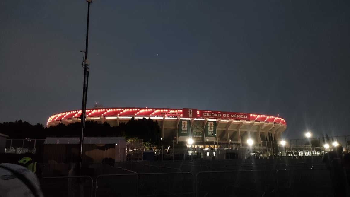 El Estadio Ciudad de México se ilumina por la noche, luciendo preparado para la Copa del Mundo 2026 a pocos días de su inauguración. (Luz Coello/ Infobae México)