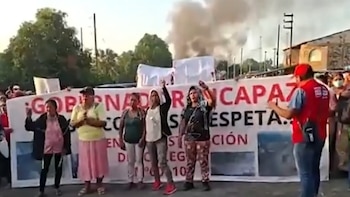 Protesta escala: padres se encadenan,