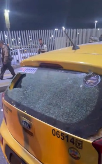 Los impactos de bala causaron daños visibles en las ventanas de dos taxis estacionados a las afueras de El Dorado - crédito @GilbertOrt49913/X