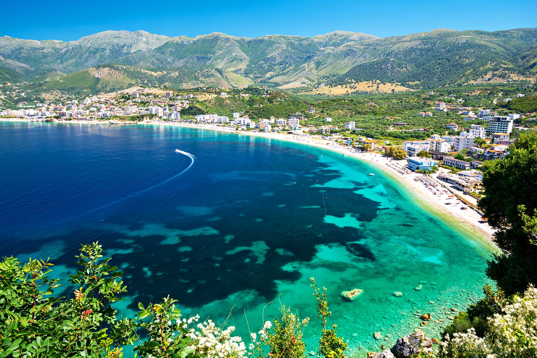 Tirana destaca por su proximidad al mar Adriático, su vida nocturna y su fusión de influencias mediterráneas y herencia comunista (The Pinnacle List)