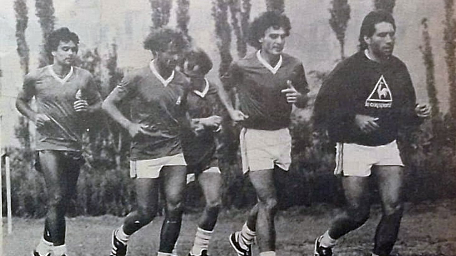 El Tata Brown, Ricardo Bochini, Luis Islas, Oscar Ruggeri y Oscar Garré durante un entrenamiento