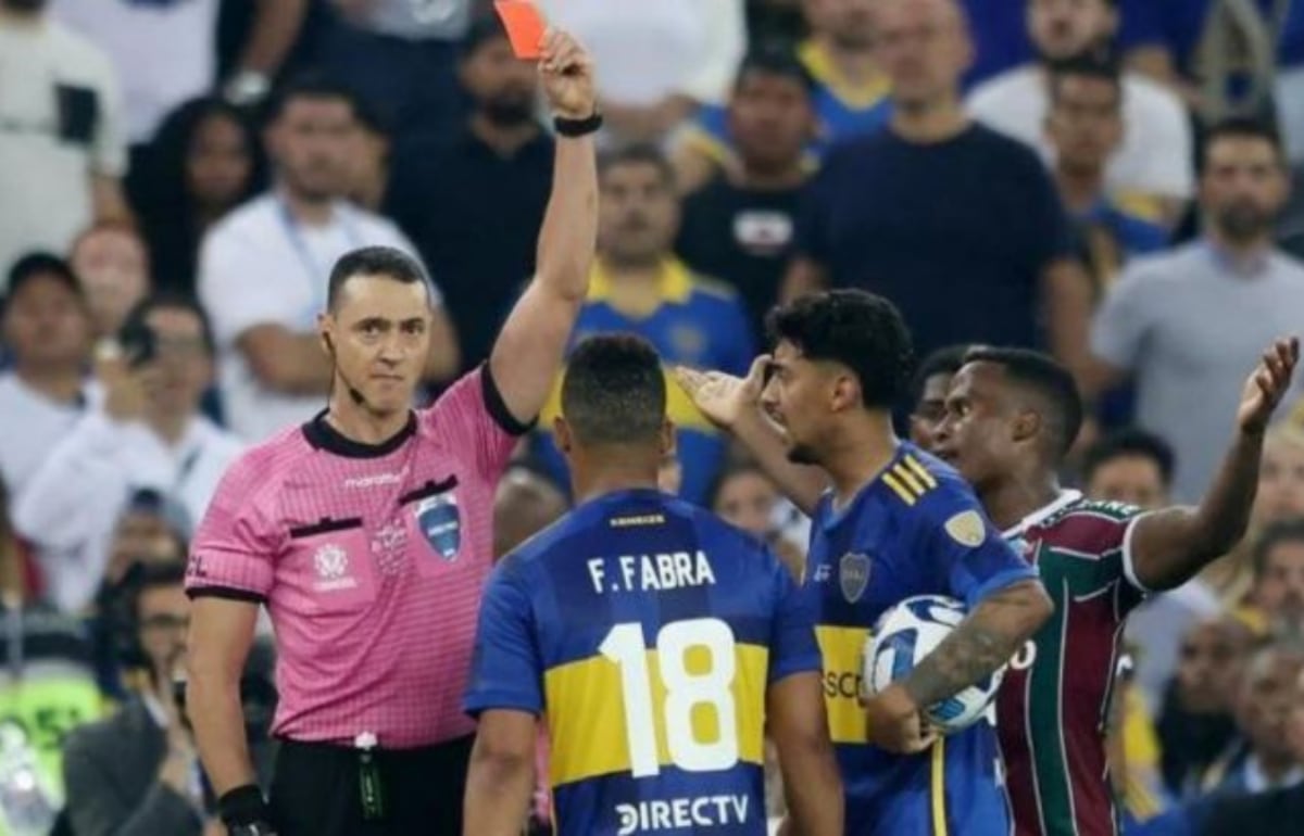 La expulsión del colombiano en el tiempo extra de la final ante Fluminense en 2023 fue la gota rebalsó el vaso con los hinchas (Crédito AFP)