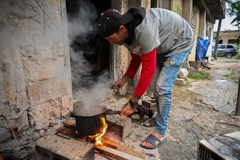 Cocinando en la calle - Familias cubanas sin gas licuado, Cuba - Cortesia Food monitor program
