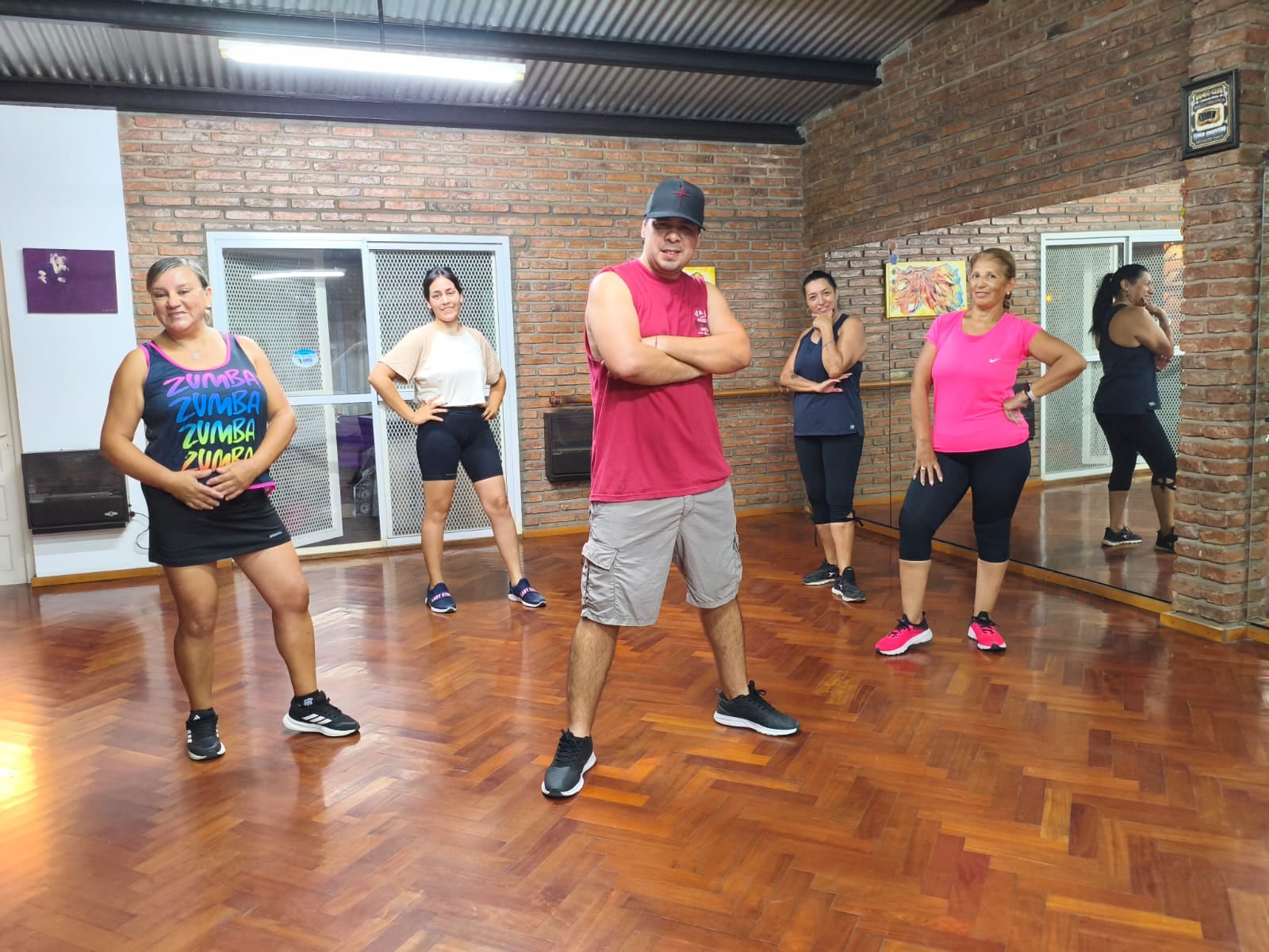 La propuesta incorpora conducción, dominio y ejercicios con balón al ritmo de la música.