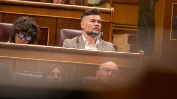 Rufián dice que leerá "hasta la última coma" de los decretos de Vivienda y se niega a adelantar su apoyo