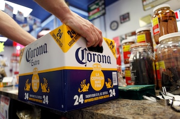 Una caja de cervezas Corona Extra en un supermercado en Marysville, Pensilvania el 1 de abril del 2010. (AP foto/Carolyn Kaster)
