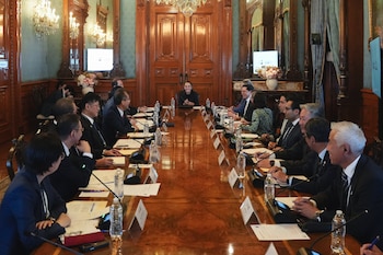 La mandataria se reúne con integrantes de la Federación Empresarial de la isla y el embajador