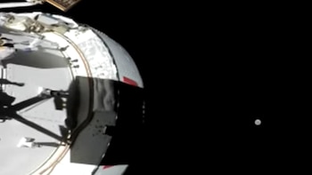 Misión Artemis II de la NASA: la cápsula Orión ya apunta a la Luna, que es vista cada vez más grande por la ventana