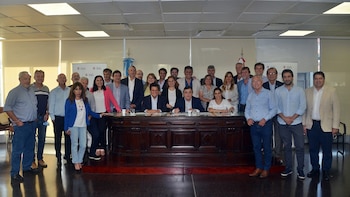 Mario Negri junto a los