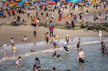 South Beach y Midland Beach presentaron niveles de enterococo en el rango de los miles, según los datos difundidos por las autoridades sanitarias. (REUTERS/Angelina Katsanis)
