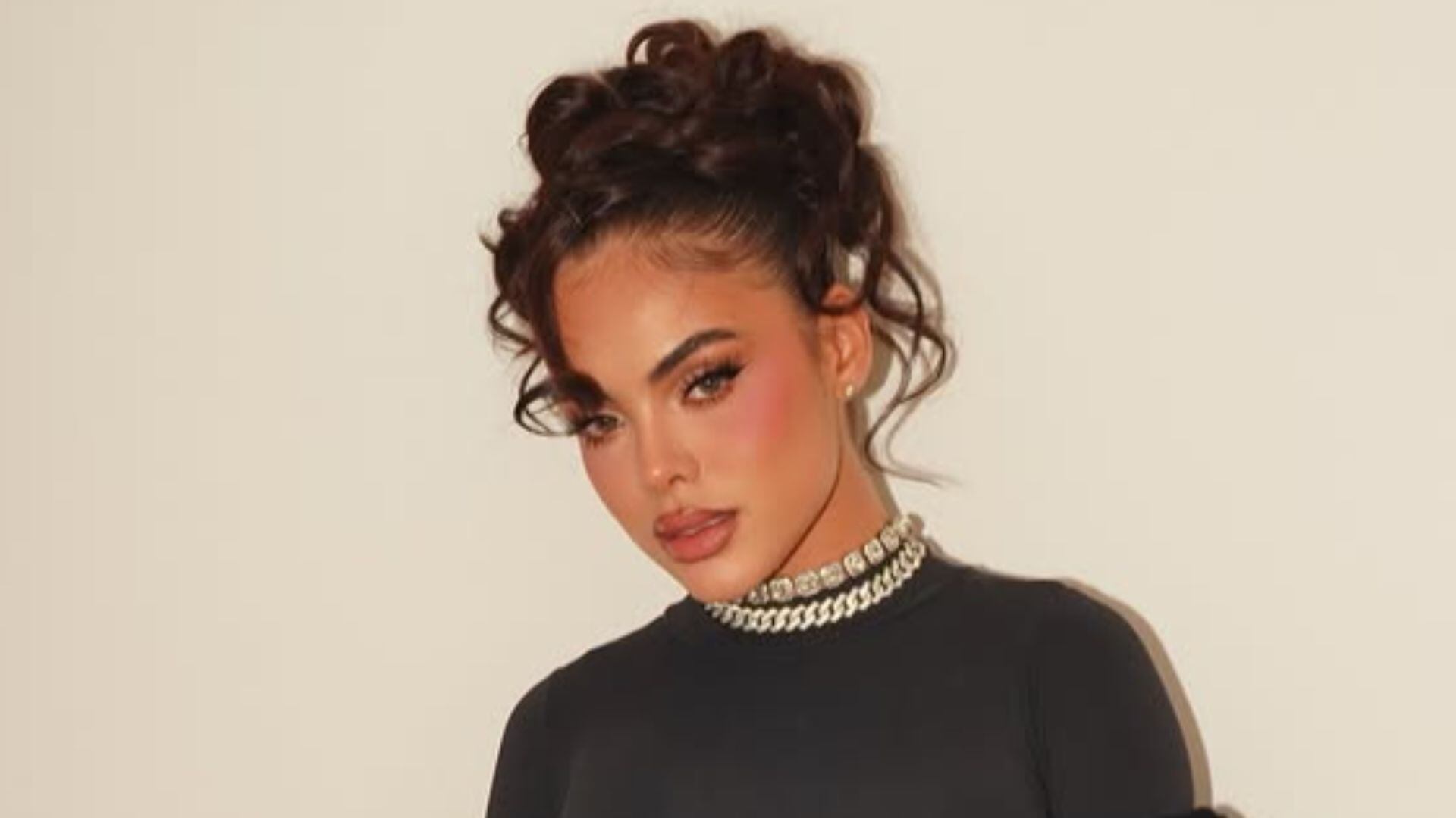 La creadora de contenido Mav reveló los daños que sufrió su gimnasio en Medellín tras fuertes lluvias y contó cómo avanza la recuperación - crédito @oficial_mav/IG