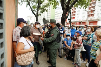 Una mujer discute con un