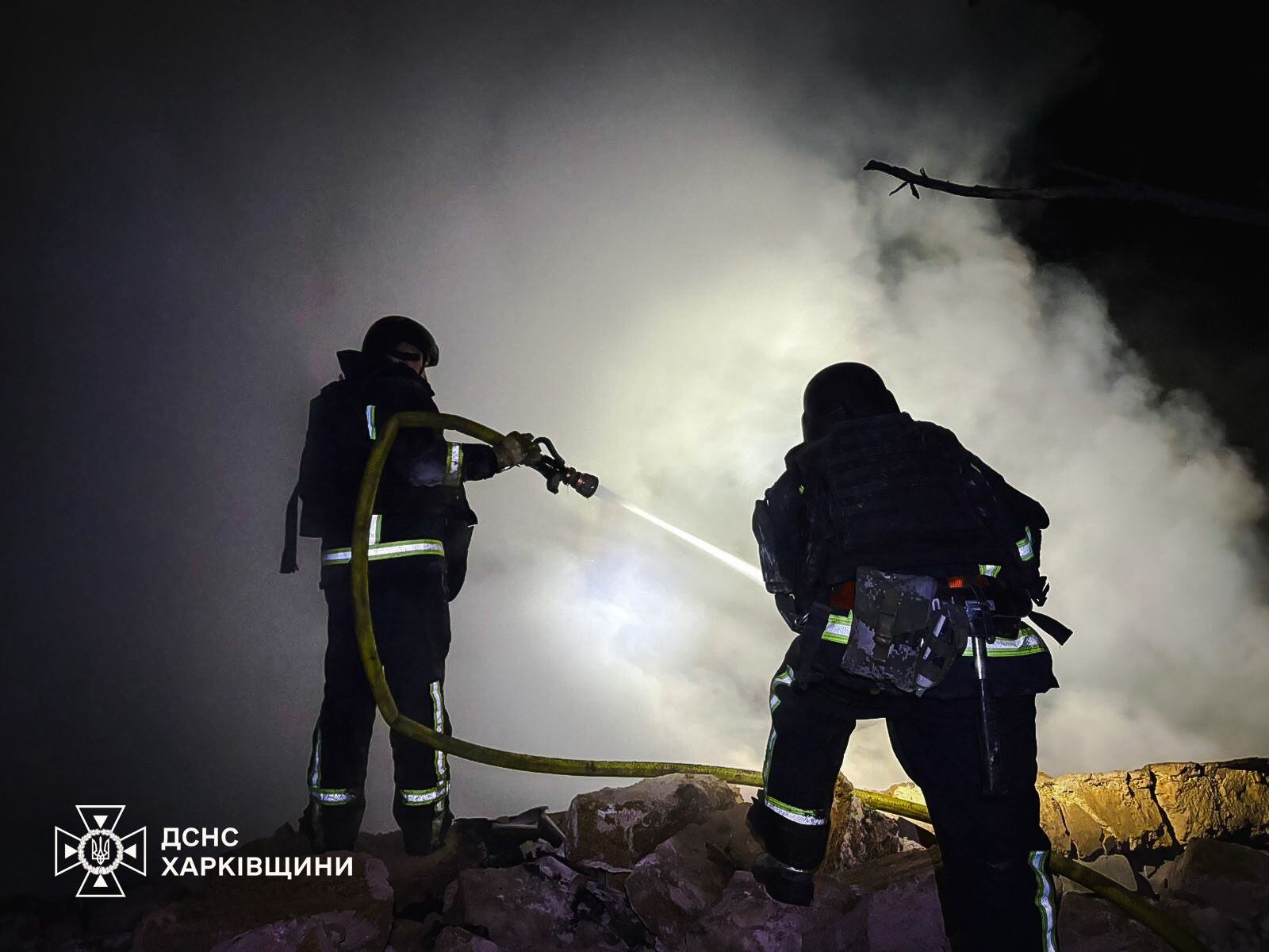 Bomberos combatiendo el fuego producto por el impacto de drones y misiles (Servicio Estatal de Emergencias de Ucrania)
