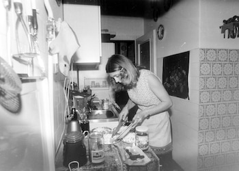 Una mujer en su cocina en la década de 1980 (Fortepan)