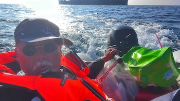Cuarenta horas en una balsa y un teléfono casi sin batería: la fuga que llevó a un disidente chino a la libertad en Canadá