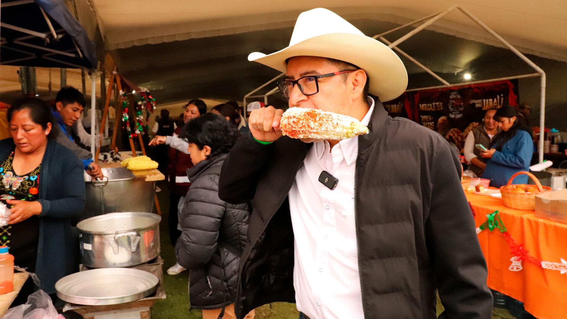 La carta de preparaciones con maíz incluye esquites, gorditas, panqués y la cuala: un postre espeso elaborado con la leche del elote tierno, que algunos pobladores consumen como bebida. En temporada, los elotes asados se venden en los puestos de la avenida principal. CRÉDITO: X(@Alberto_Vanegas)