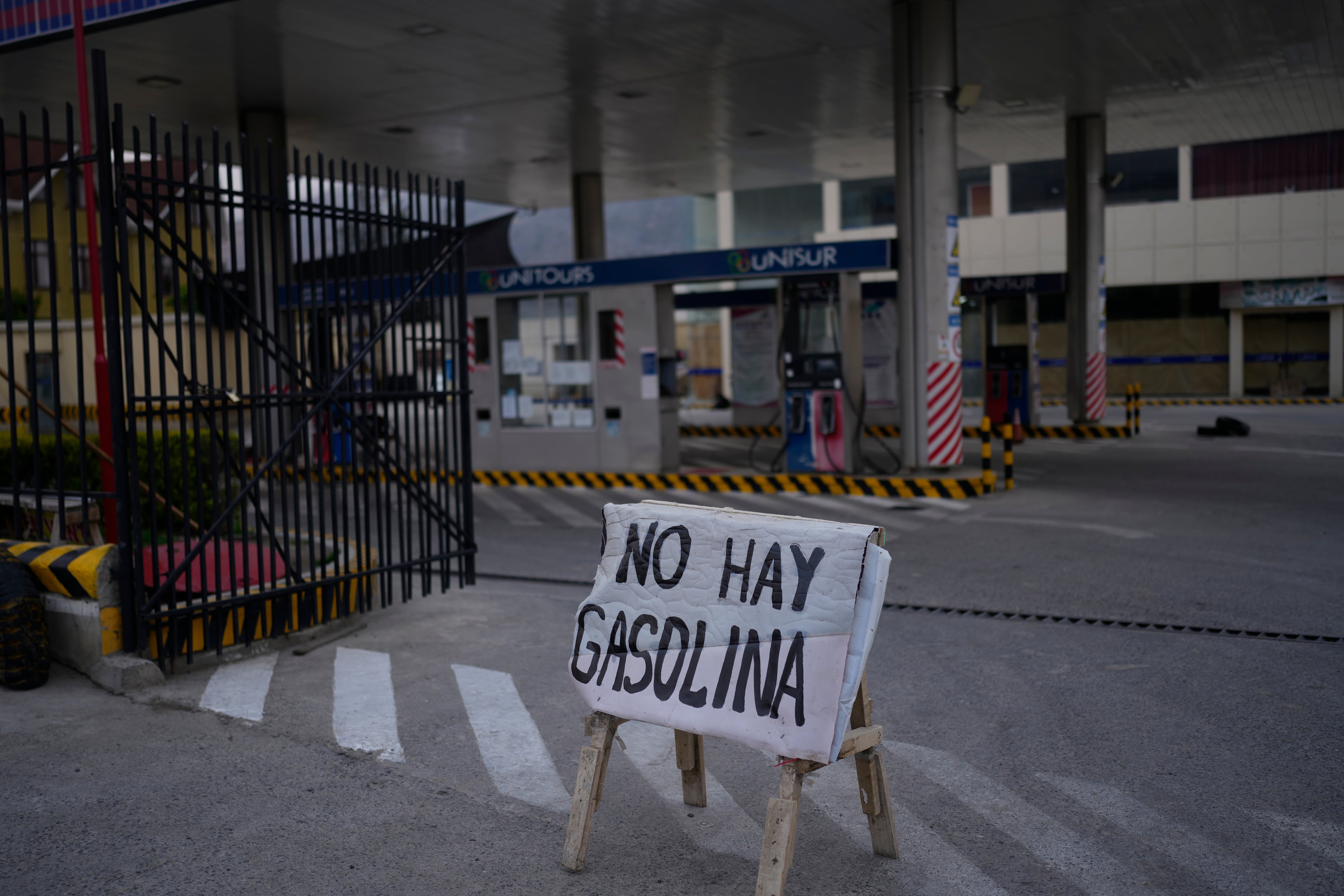 Un cartel advierte sobre la falta de gasolina en una estación de combustible (Associated Press/Juan Karita)