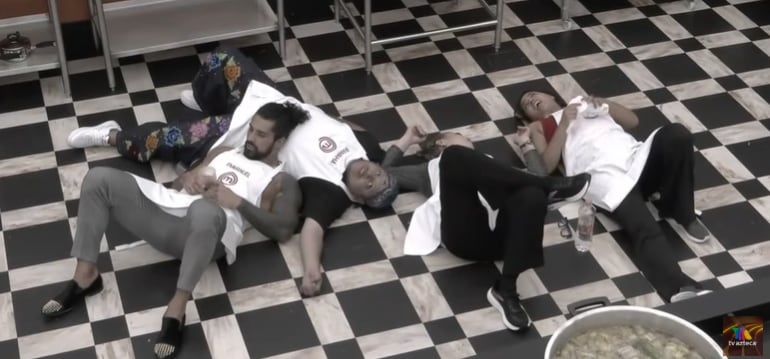 Los chefs Adrián Herrera, Zahie Téllez y Poncho Cadena lanzaron advertencias para todos los concursantes pues hubi algunos que se acostaron en el piso de la cocina. (Captura de pantalla México)