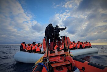 Migrantes con chalecos salvavidas en un bote de goma durante una operación de rescate frente a la costa de Libia en el Mar Mediterráneo. Foto tomada el 18 de febrero de 2020. (Hannah Wallace Bowman/MSF/Handout via REUTERS)