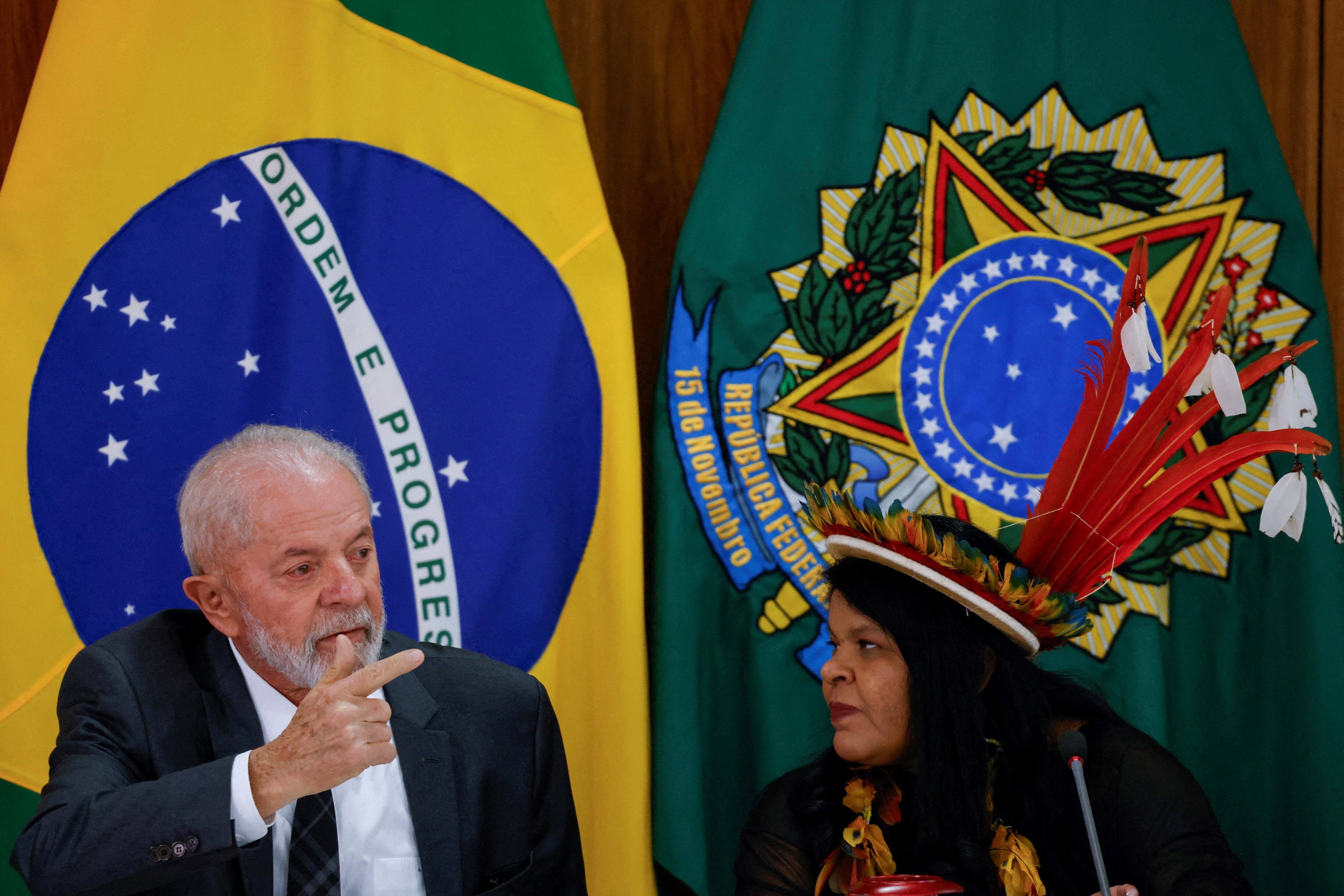 El presidente de Brasil, Luiz Inácio Lula da Silva, y la ministra de Asuntos Indígenas, Sonia Guajajara, asisten a una reunión con indígenas el día de una protesta para exigir la demarcación de tierras y defender los derechos culturales (REUTERS/Adriano Machado)