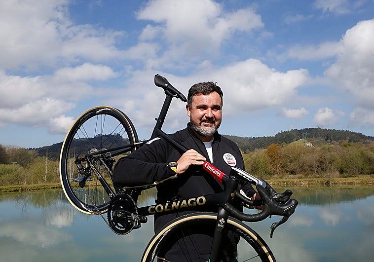 Joseba Elguezabal portando una bici (X / @AthleticXtra)