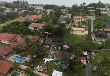 Bomberos y rescatistas trabajan en