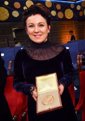 Olga Tokarczuk con su Premio Nobel de Literatura en 2018 (TT News Agency/Jonas Ekstromer via REUTERS)