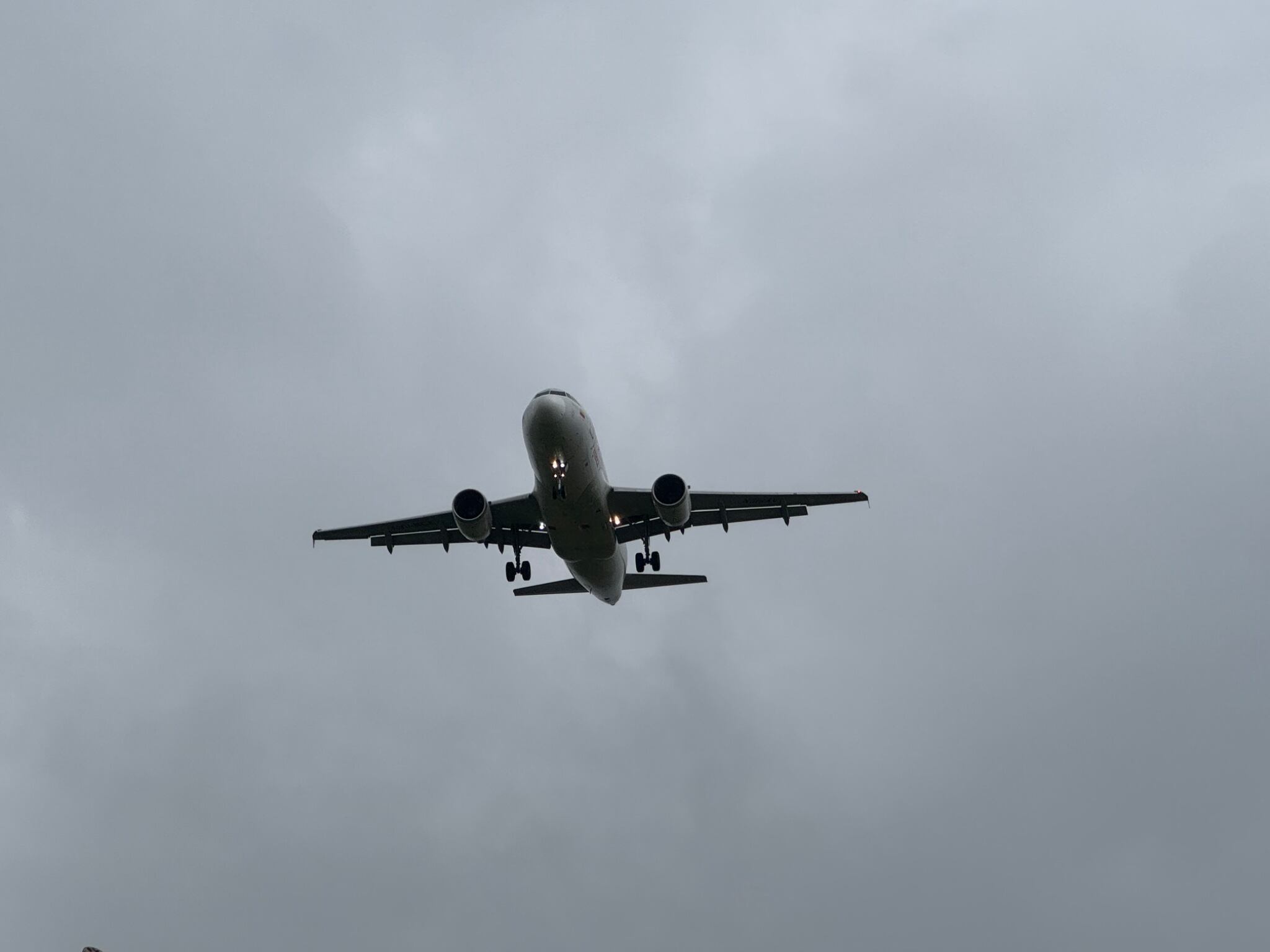 American Airlines retiró inmediatamente el avión de servicio para inspección y reparación definitiva tras el incidente en Colombia - crédito @AerocivilCol/X