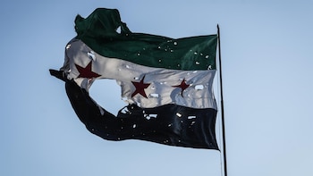 Aumentan a catorce los muertos en la explosión de un depósito de armas en Idlib, en el noroeste de Siria