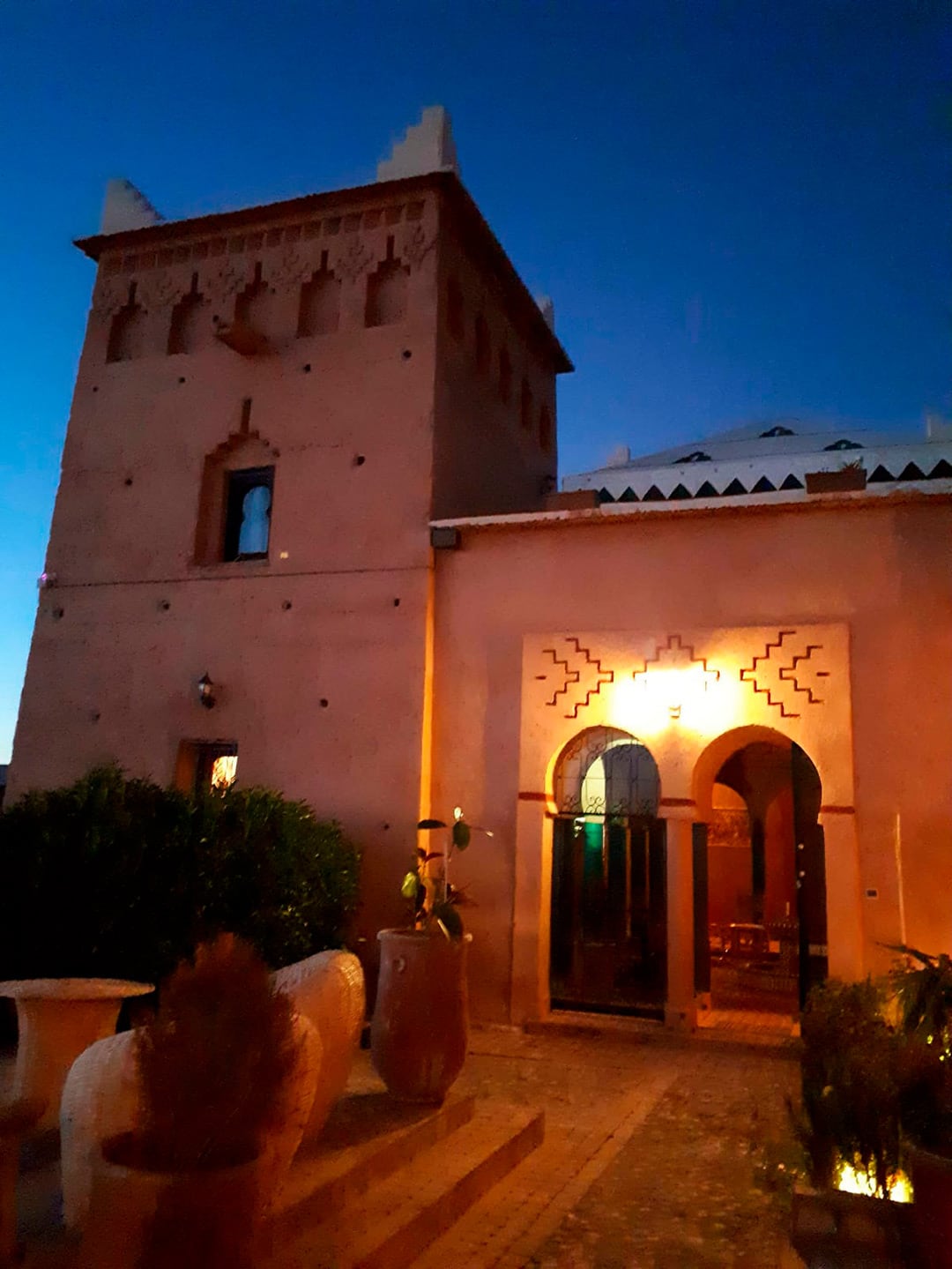 Las jaimas VIP en el Sahara ofrecen camas, baños privados, agua caliente, climatización y gastronomía típica sin alterar la experiencia del desierto.