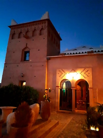 Las jaimas VIP en el Sahara ofrecen camas, baños privados, agua caliente, climatización y gastronomía típica sin alterar la experiencia del desierto.