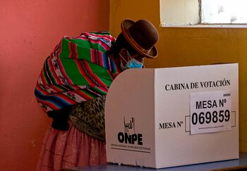 Una mujer aymara emite su