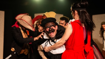 La nueva obra de Marcelo Savignone apuesta a la incomodidad en medio de una función de ‘Un enemigo del pueblo’