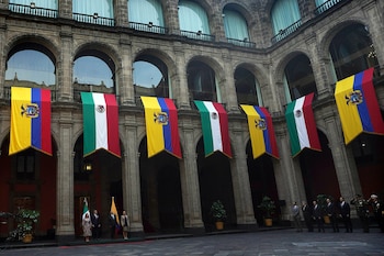 ARCHIVO - Banderas mexicanas y