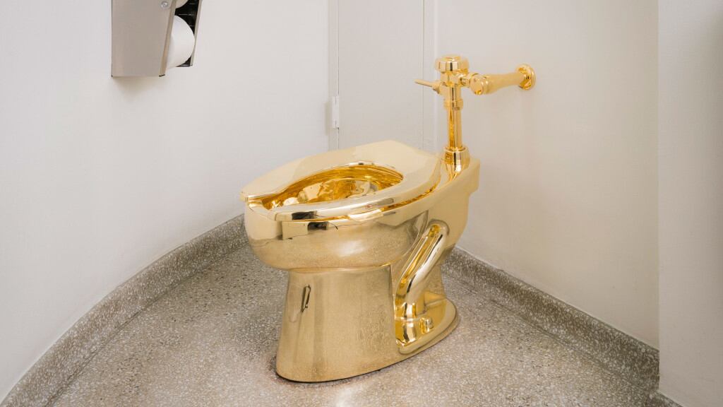 Subastan el excéntrico inodoro de oro de Maurizio Cattelan: cómo será el evento en Nueva York