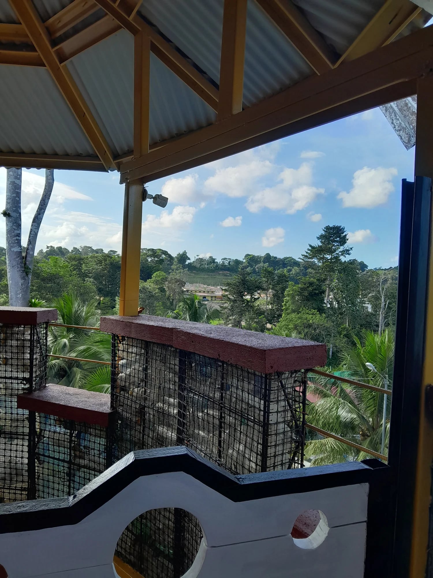 El Energy Globe Award reconoce internacionalmente la innovación y el impacto ambiental positivo de las construcciones de botellas en Panamá (Créditos: plasticbottlevillage)