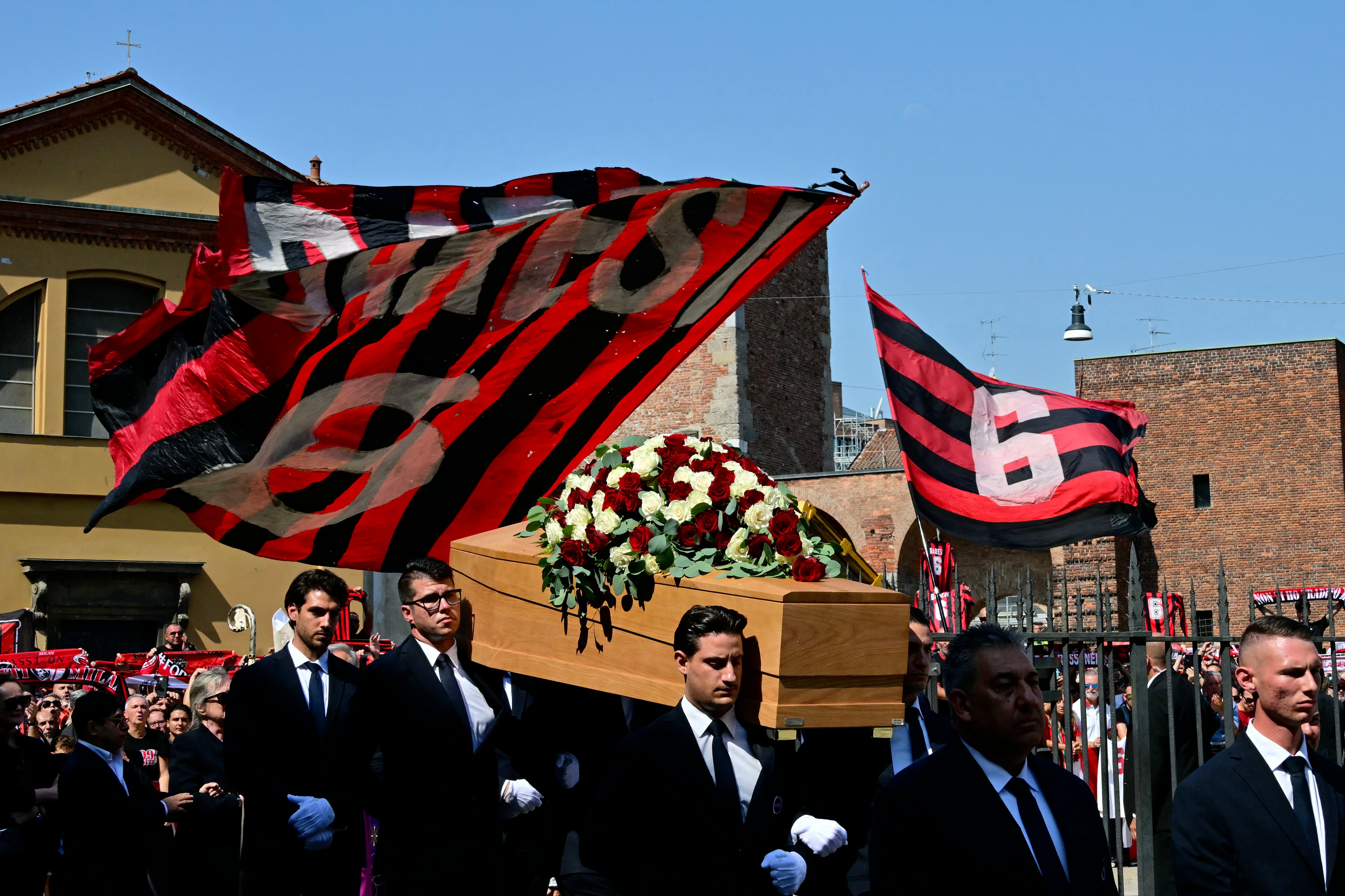 Los portadores del féretro trasladaron el ataúd del fallecido futbolista del AC Milan, Franco Baresi, a las afueras de la Basílica de Sant'Ambrogio (AFP)