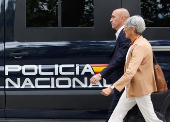 Rubiales junto a su abogada