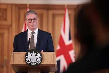 El Primer Ministro británico Keir Starmer pronuncia un discurso tras su primera reunión de gabinete como Primer Ministro, en Londres (REUTERS/Claudia Greco)