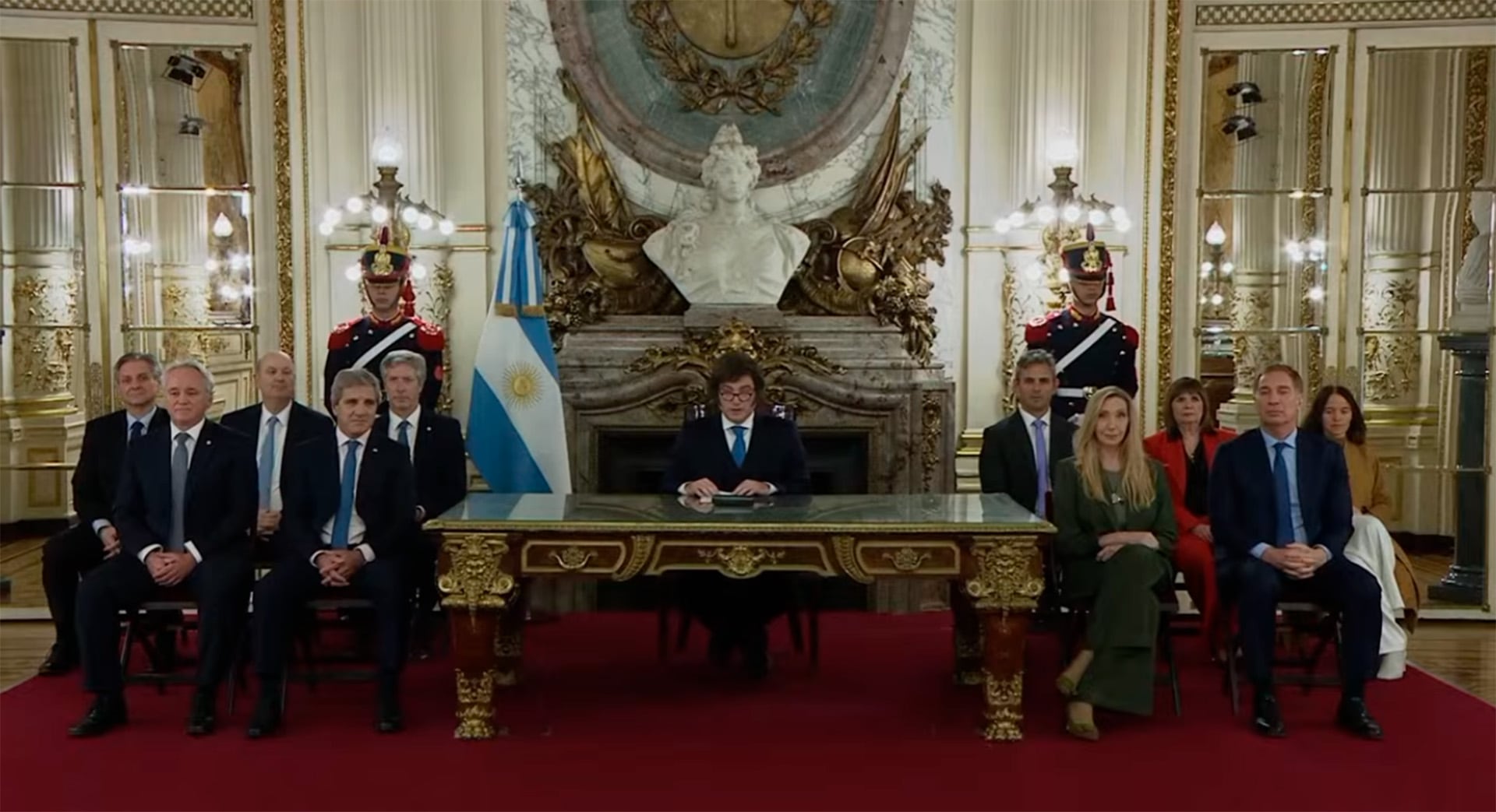 Javier Milei junto a parte de su Gabinete por cadena nacional