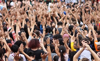 Las personas alzaron sus manos