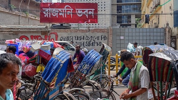 Los conductores de bicitaxis esperan