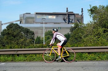 FOTO DE ARCHIVO: Un ciclista